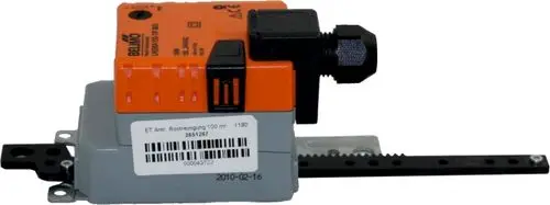 Antrieb von Wolf zur Rostreinigung mit Zahnstangenmechanismus, ausgestattet mit einer orangefarbenen Steuereinheit und einer Befestigungsschiene.